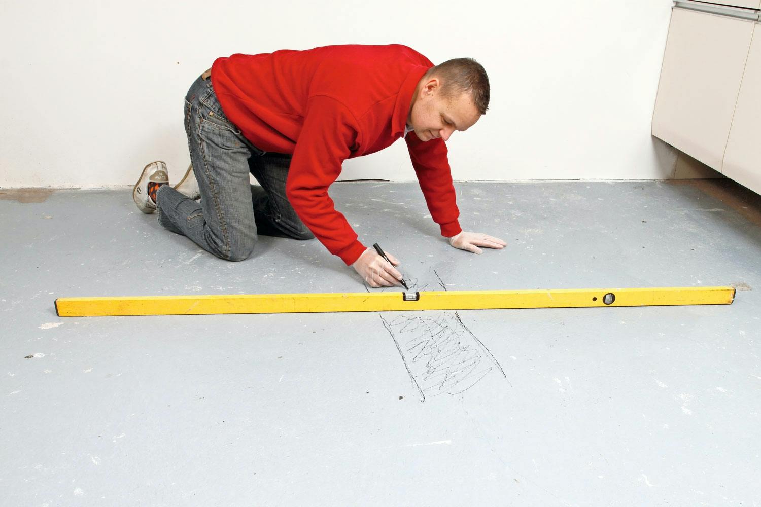 Hvordan retter jeg et ujevnt betonggulv?